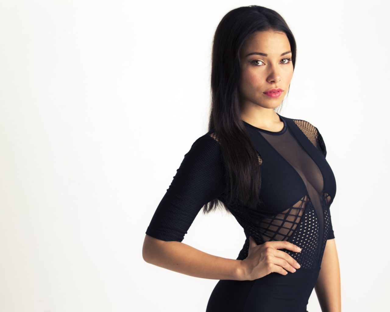 Эффектная актриса в черном платье Джессика Паркер Кеннеди