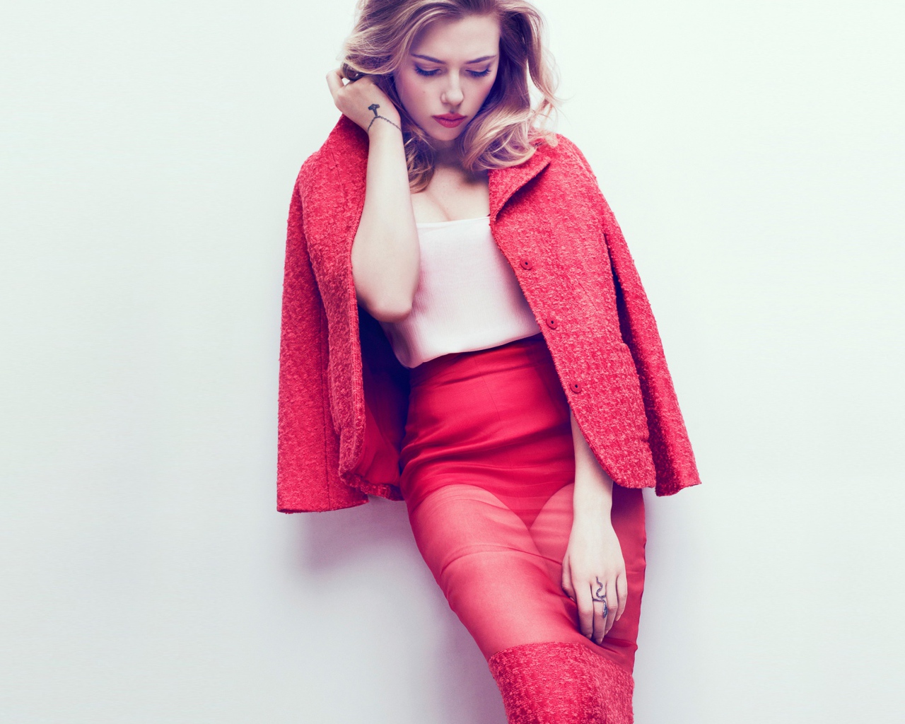 Эффектная блондинка  Скарлетт Йоханссон в красном костюме