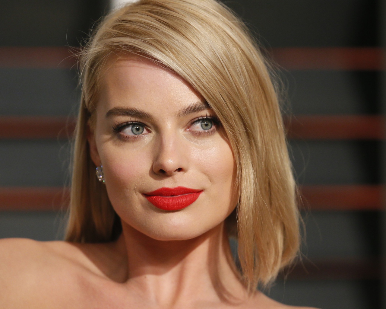 Эффектная блондинка с красными губами актриса Марго Робби