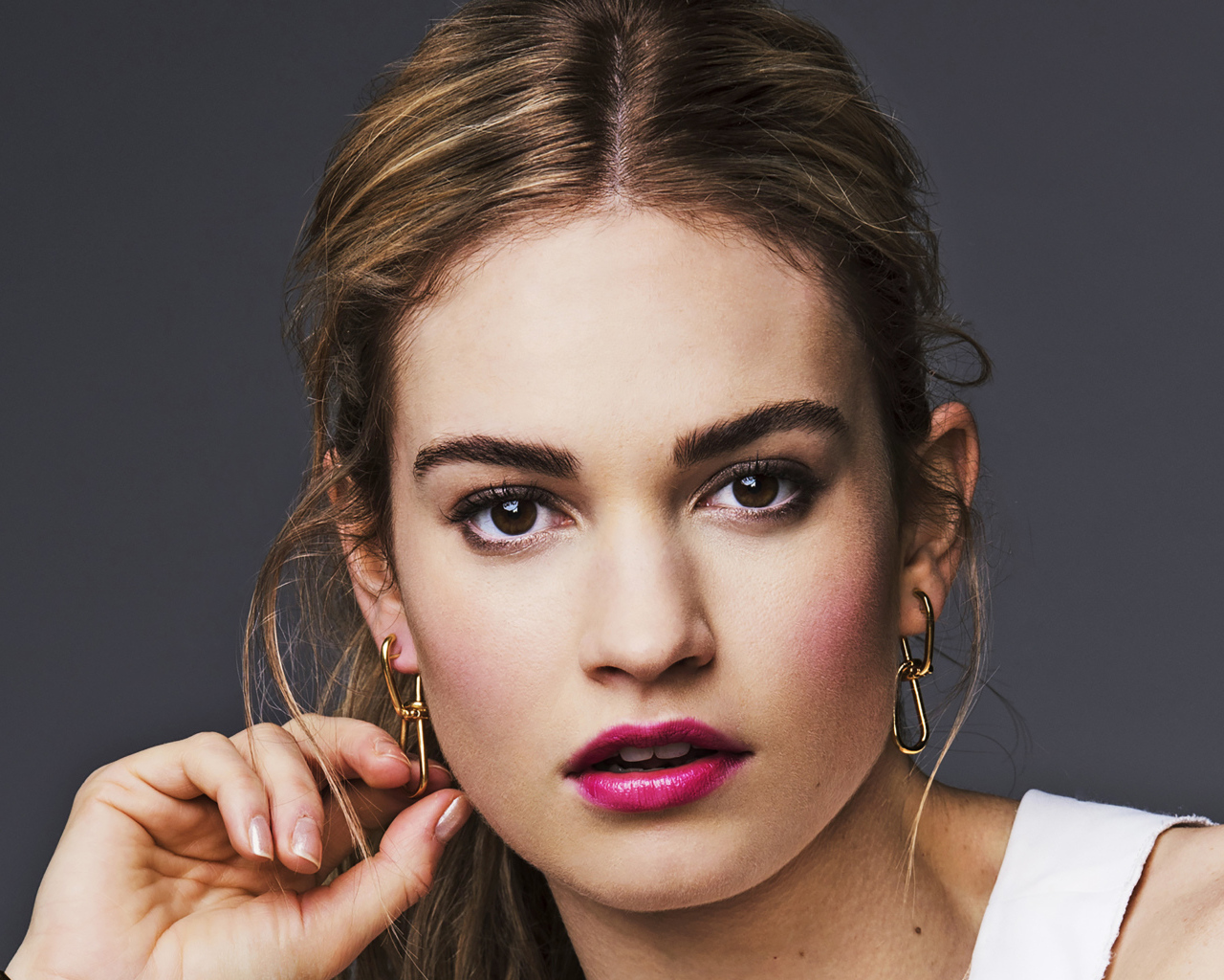 Эффектная девушка актриса Лили Джеймс