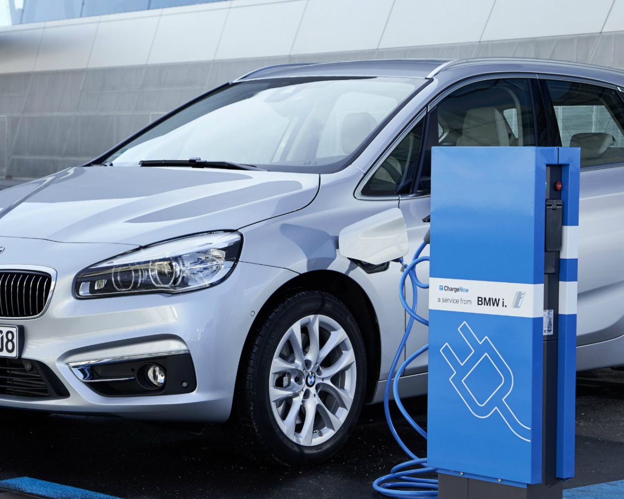 Электромобиль BMW 225xe Active Tourer 2016 на зарядке 