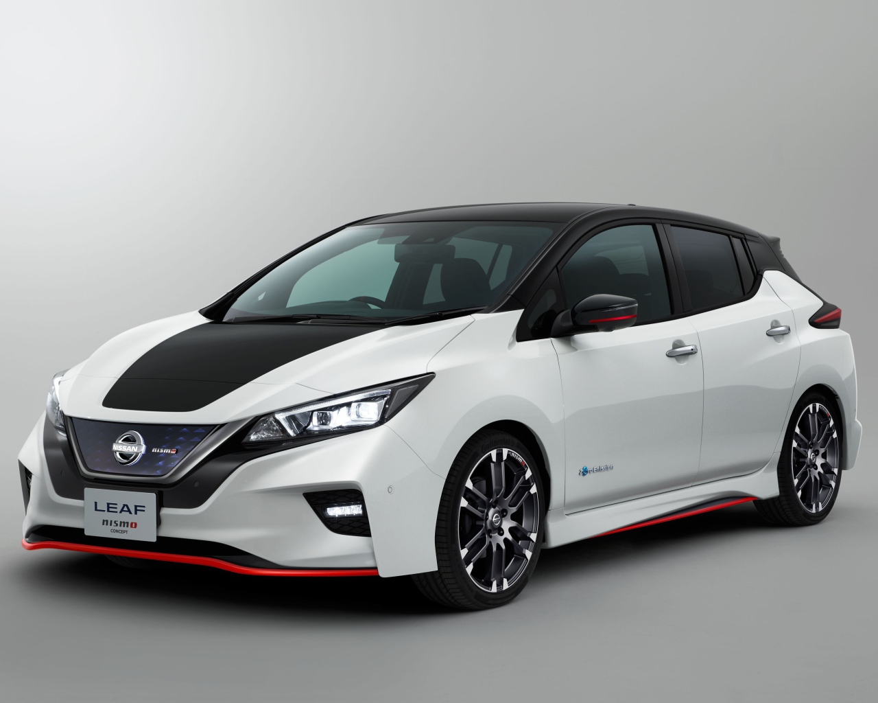 Электромобиль  Nissan Leaf Nismo на сером фоне
