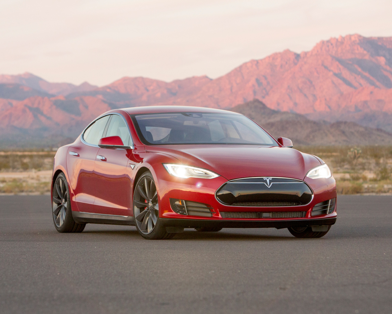 Электромобиль Tesla S P90D модель 2015 года 
