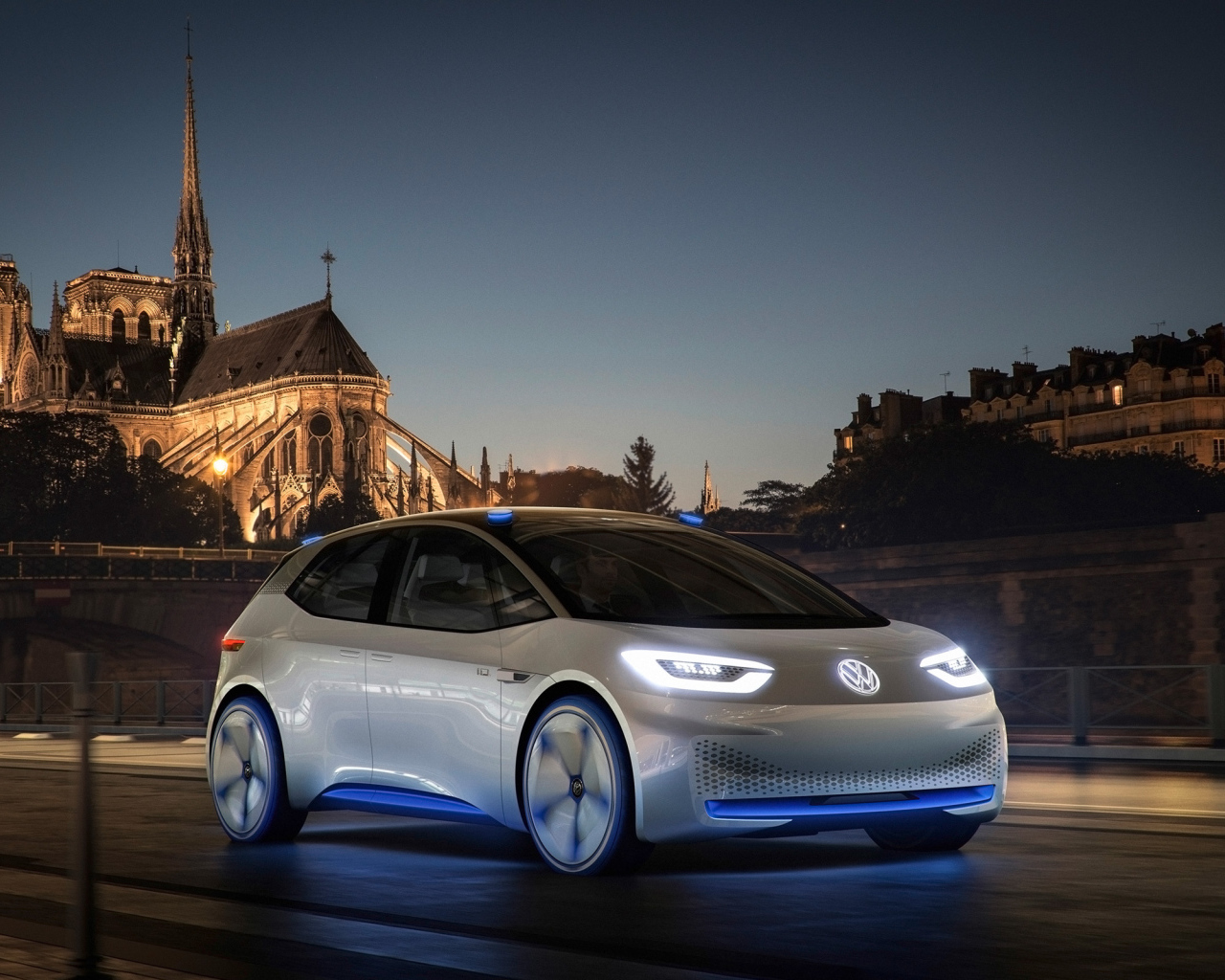 Электромобиль  Volkswagen I.D, на фоне старинного замка 