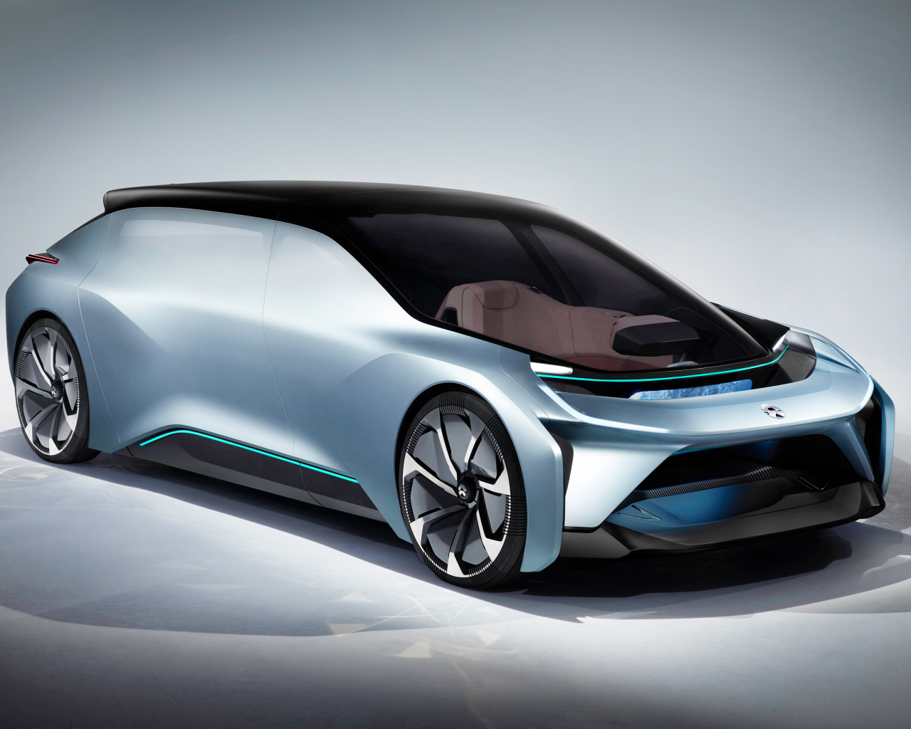 Электромобиль  Nio Eve на сером фоне 