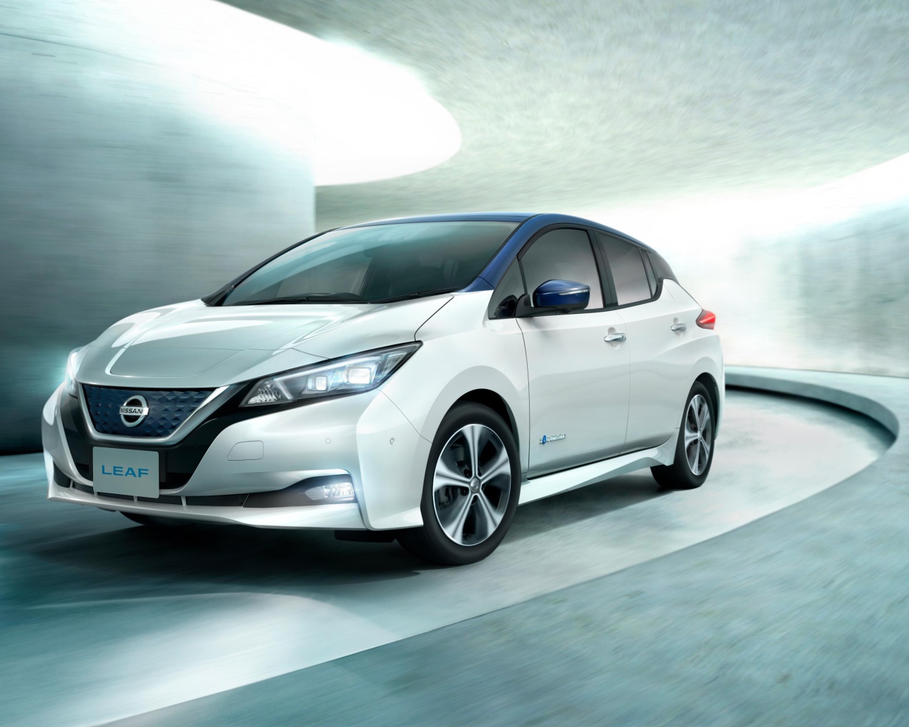 Электромобиль Nissan Leaf на дороге