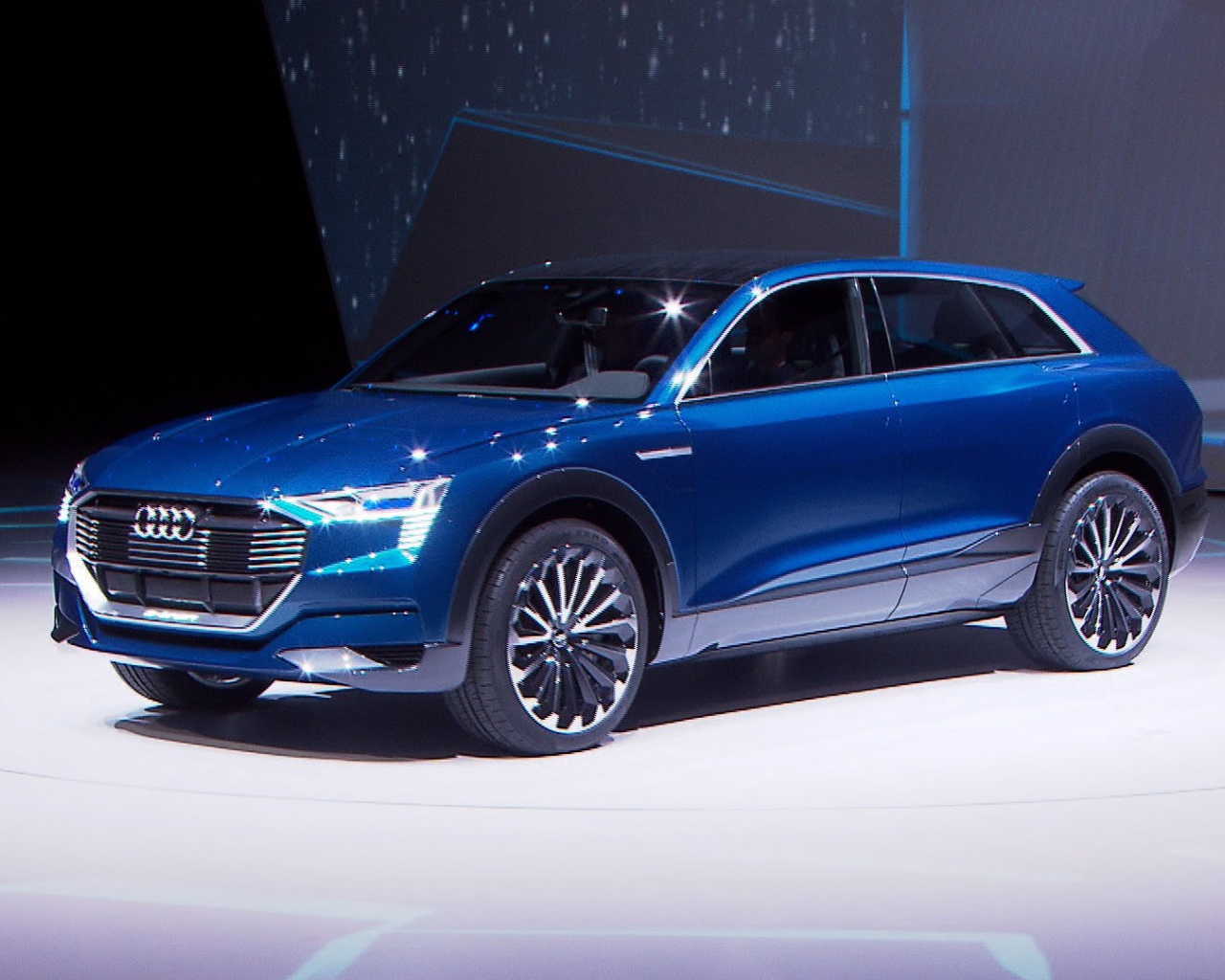 Электрокроссовер Audi Q6 E-tron модель 2018 года 