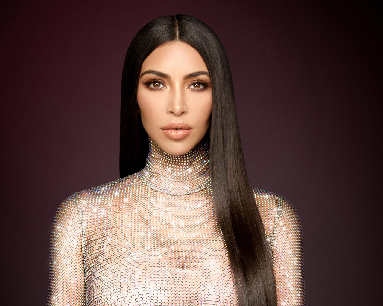 Знаменитая актриса,  модель Ким Кардашьян с длинными волосами