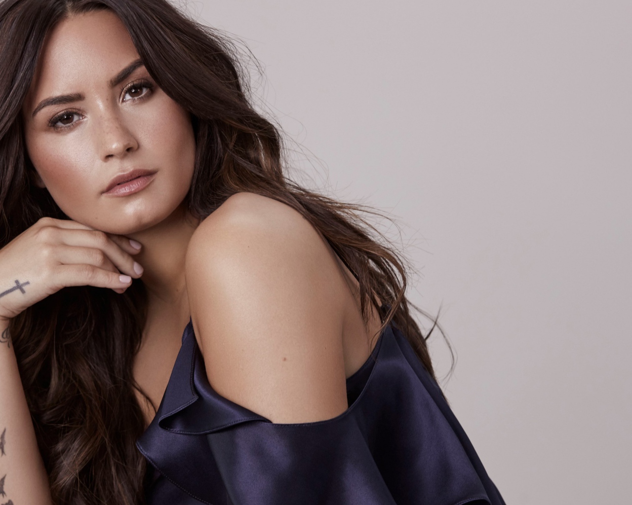 Знаменитая актриса, певица Деми Ловато фото на сером фоне