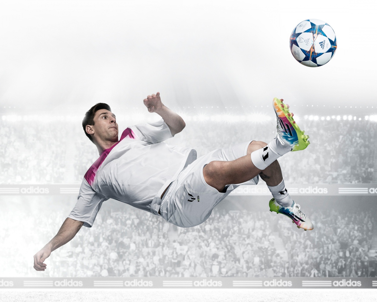 Известный футболист  Лионель Месси бьет по мячу