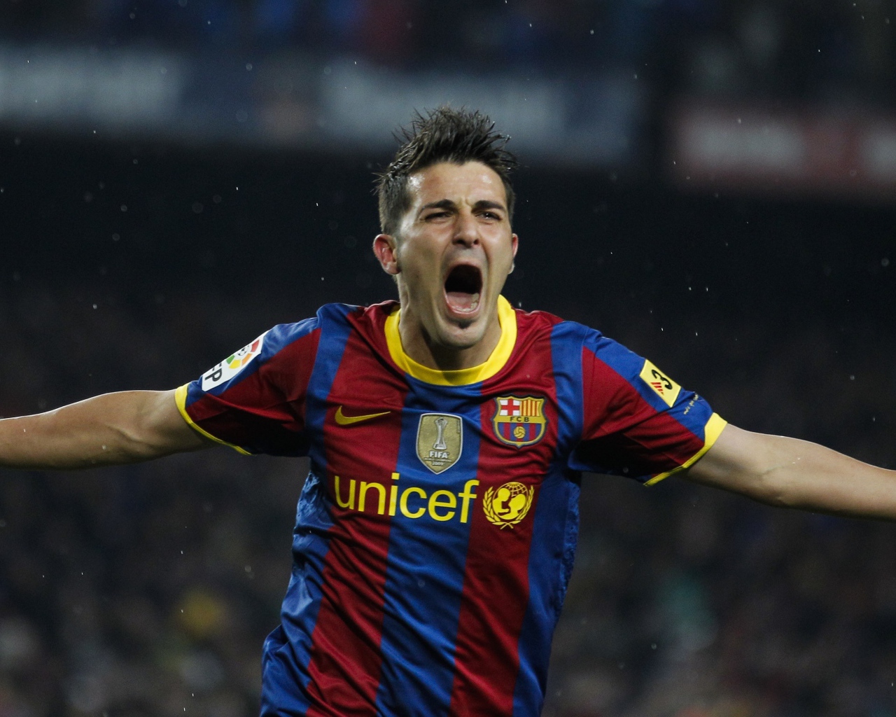 Футболист  Давид Вилья радуется забитому голу