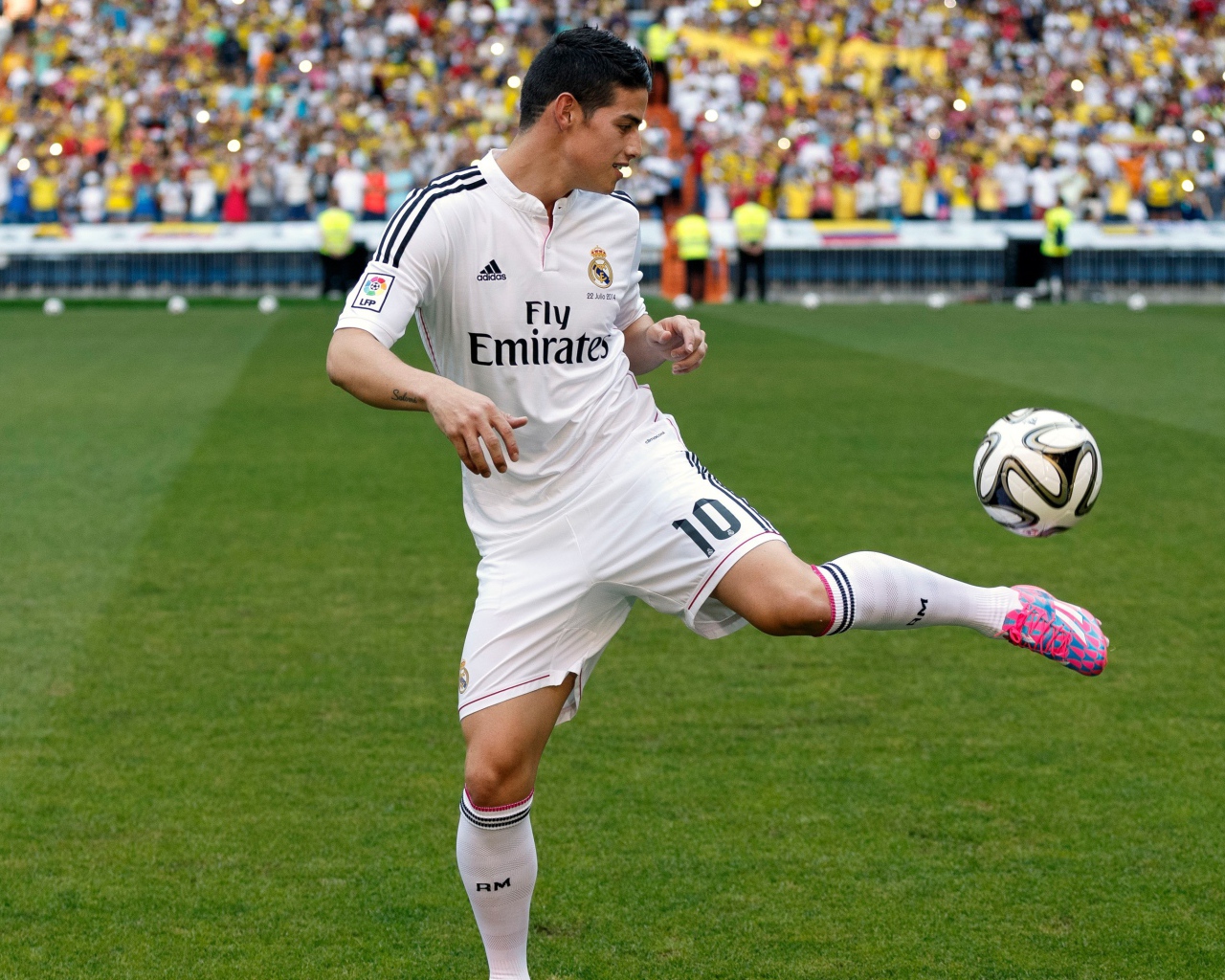 Футболист Хамес Родригес играет с мячом 