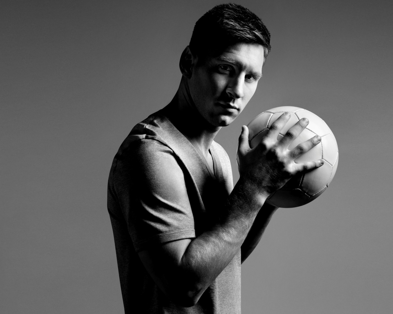 Футболист  Лионель Месси с мячом в руках черно - белое фото