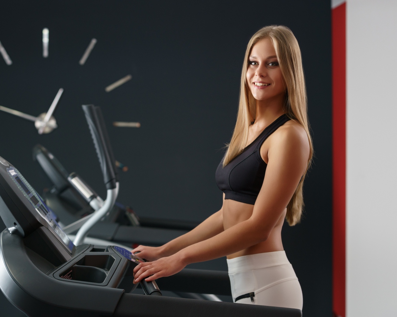 Девушка спортсменка на беговой дорожке 