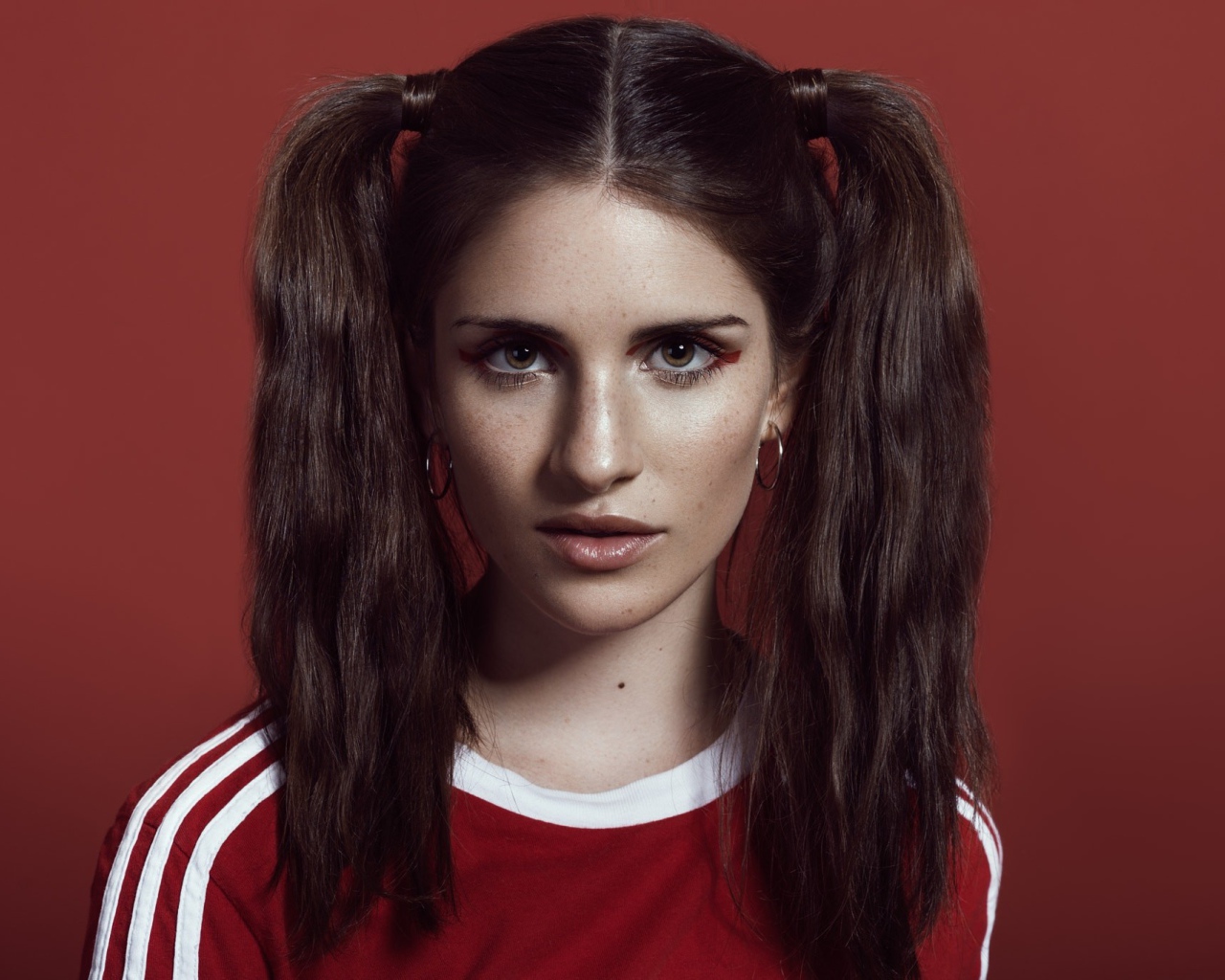 Девушка спортсменка с хвостиками на голове 