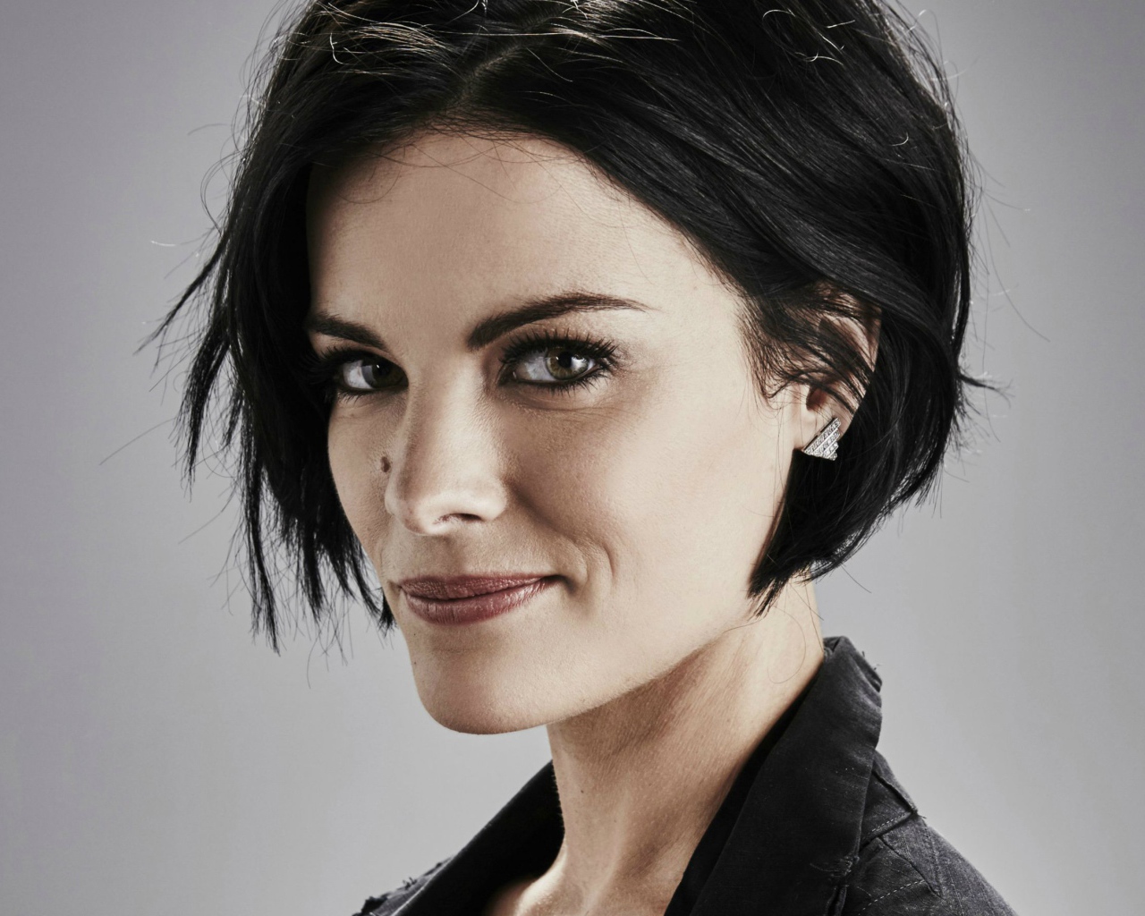 Девушка брюнетка актриса Джейми Александр 