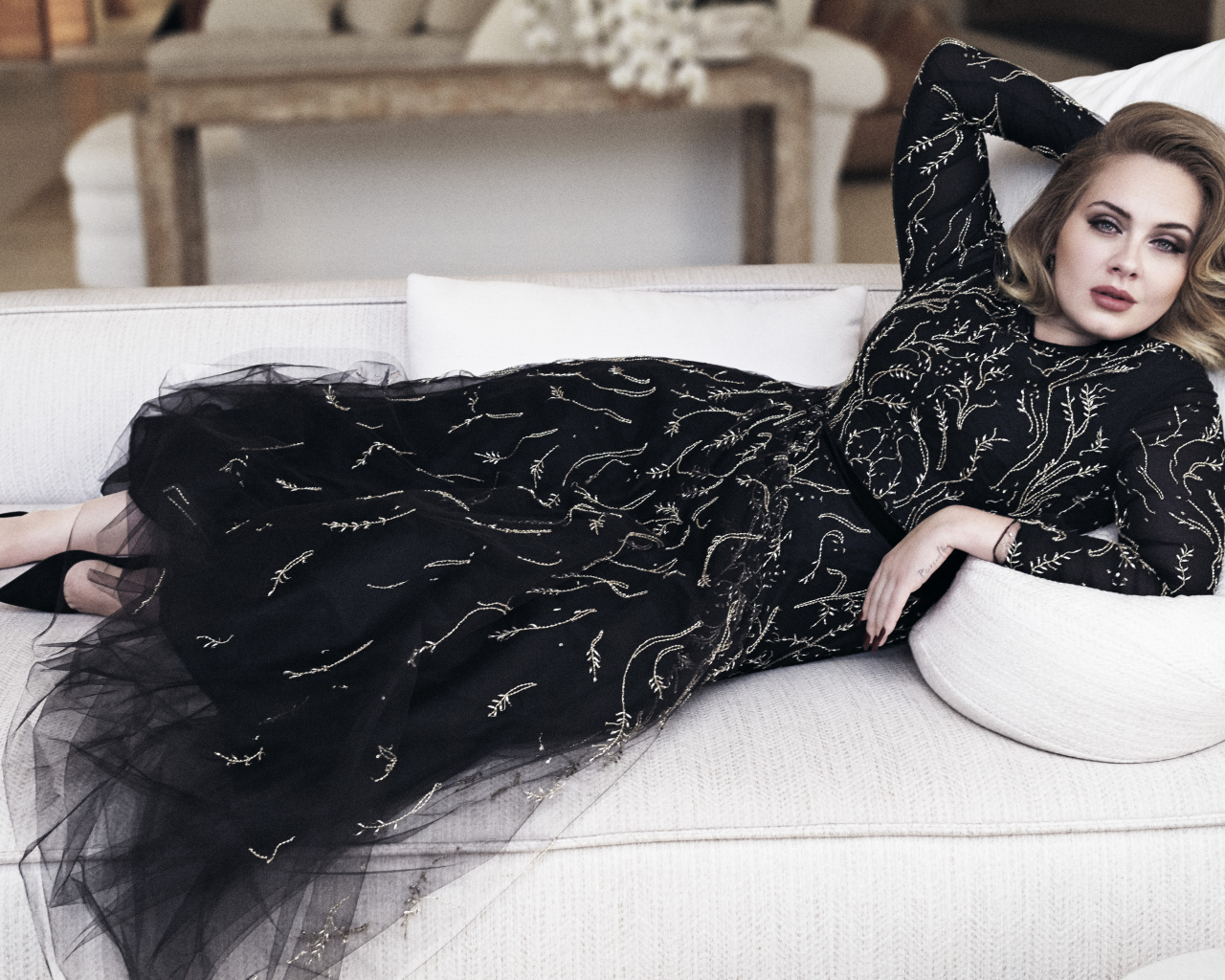 Девушка певица Адель в красивом черном платье 