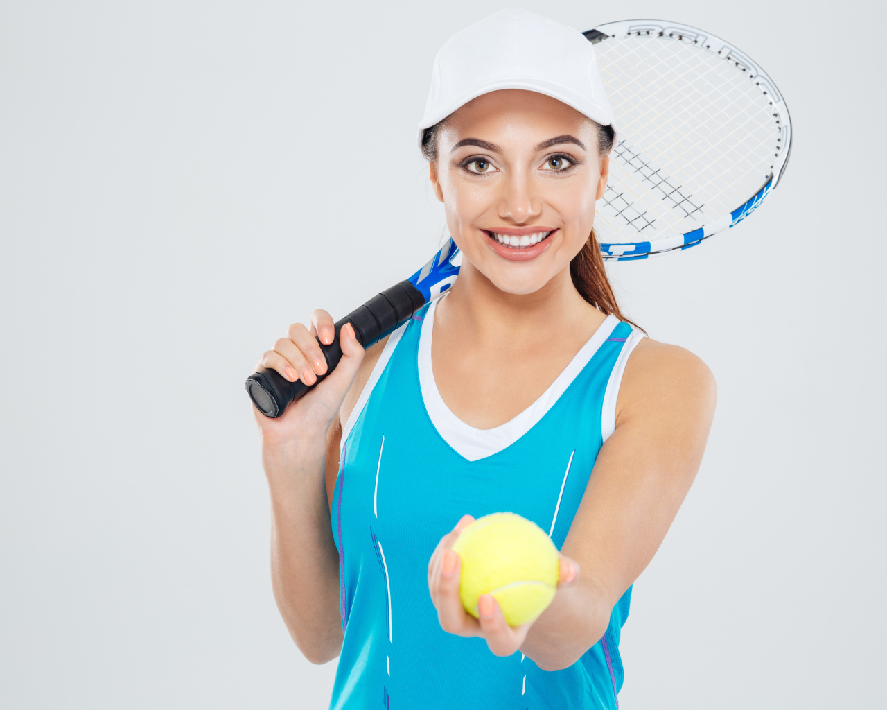 Девушка спортсменка с теннисной ракеткой и мячиком