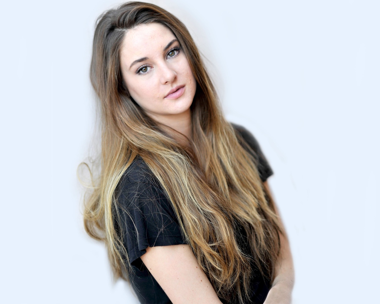 Девушка с длинными волосами, актриса Шейлин Вудли 