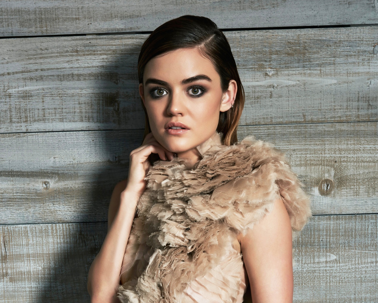 Зеленоглазая актриса брюнетка Люси Хейл 