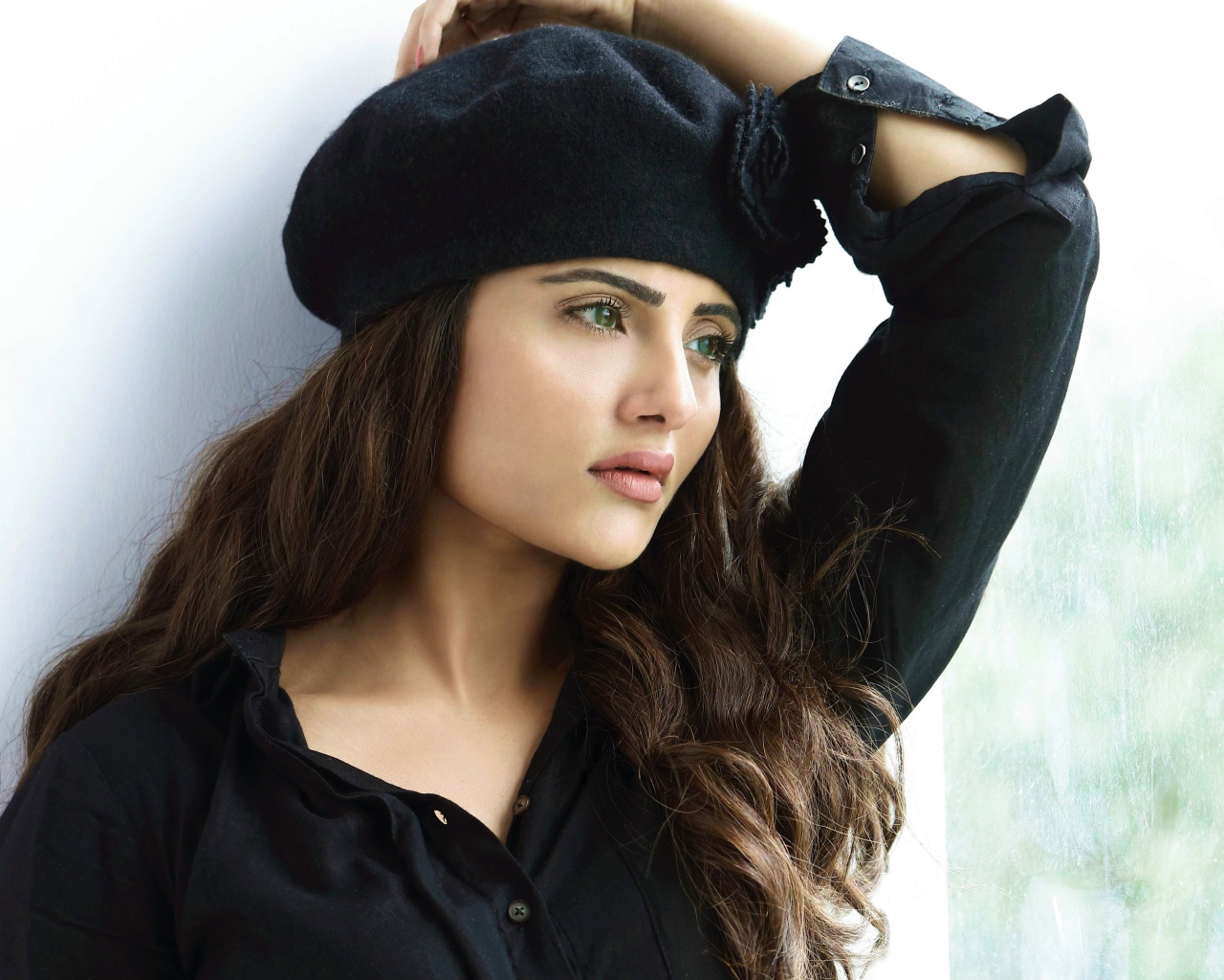 Индийская актриса Акза Бхатт в черном берете