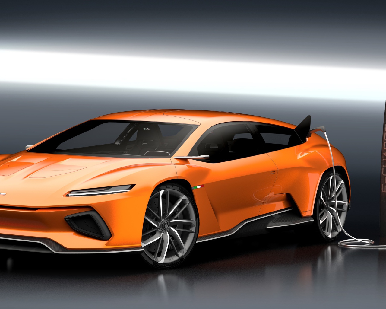 Оранжевый электромобиль GT Zero на заправке