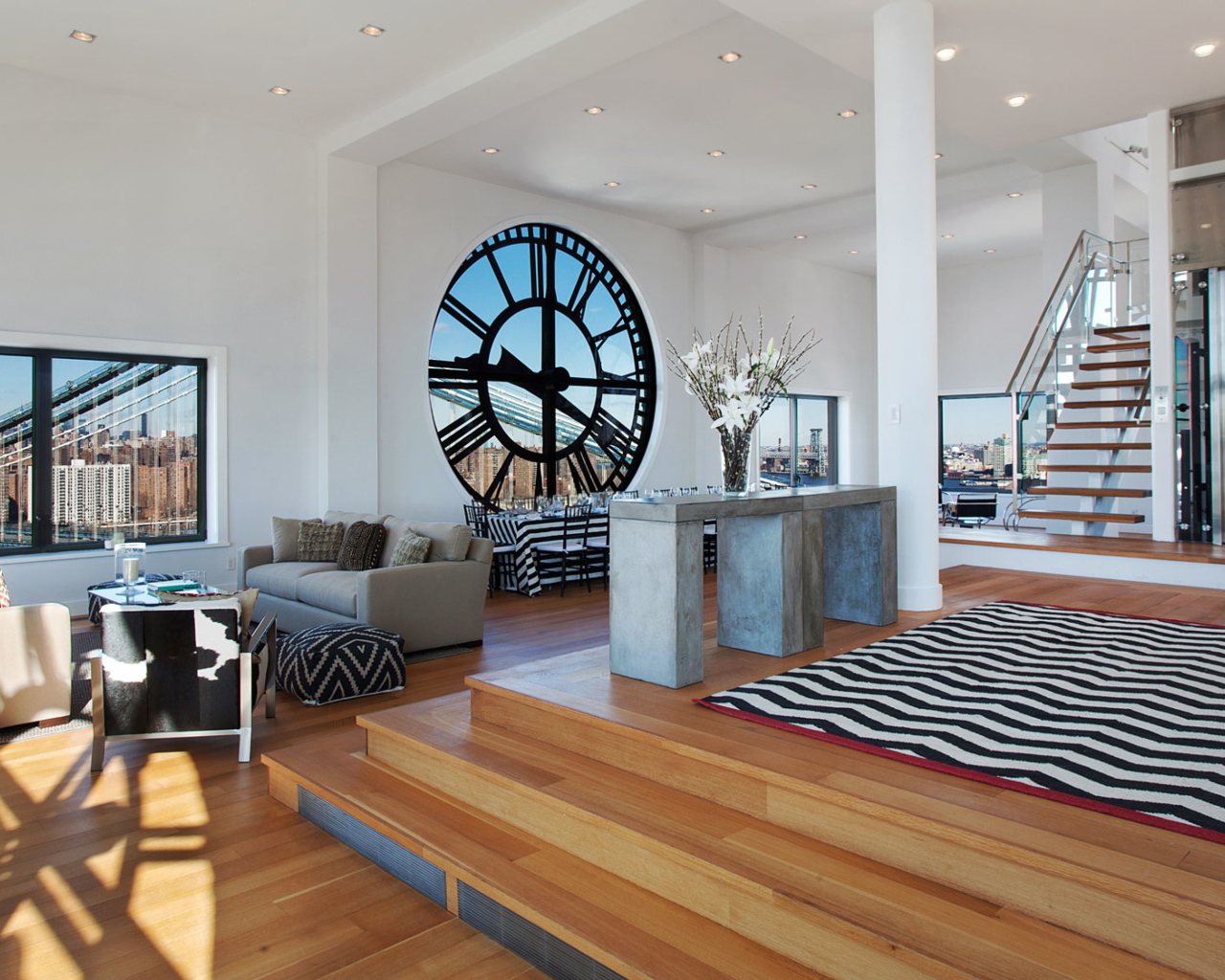 Пентхаус с окном в виде часов 