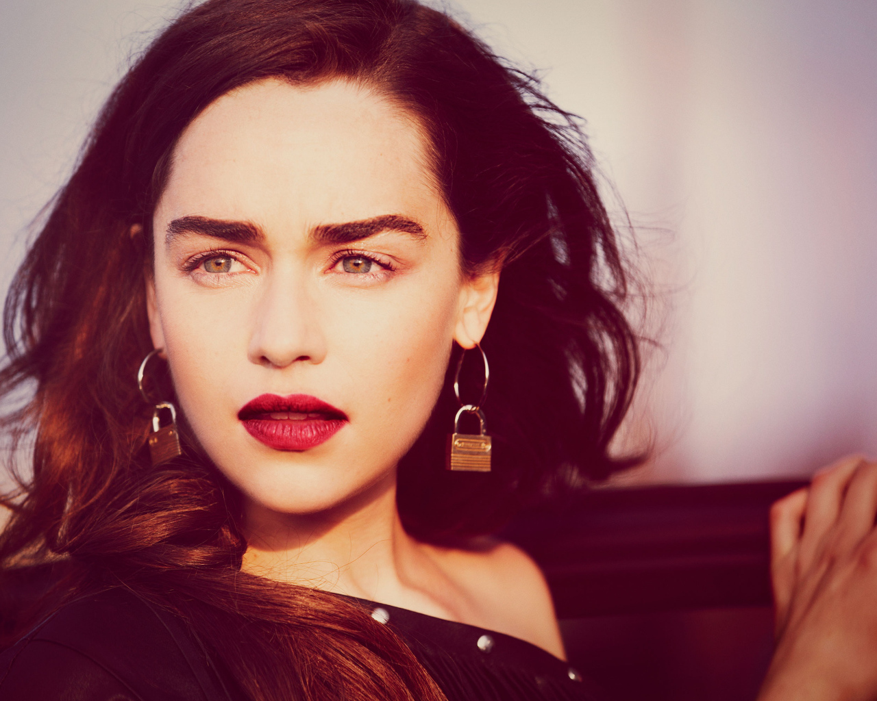 Популярная актриса Эмилия Кларк с сережками в виде замков