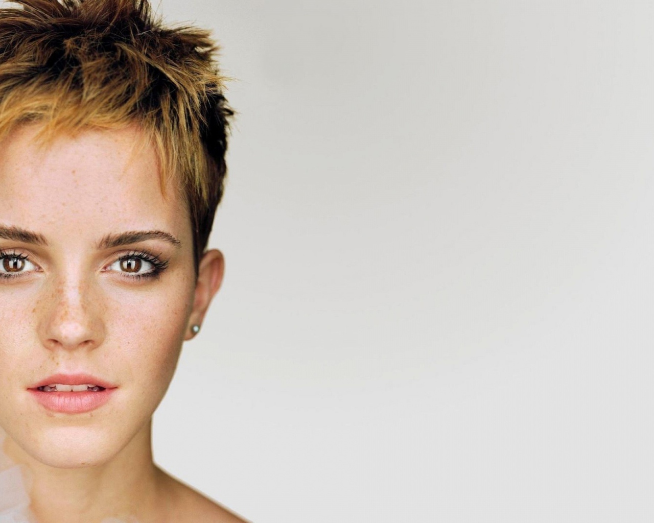 Популярная актриса Эмма Уотсон с короткой стрижкой 