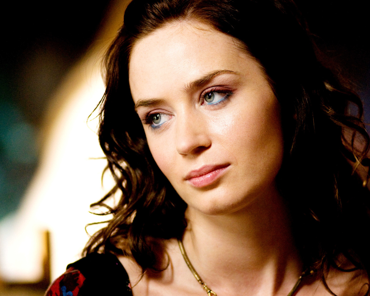 Популярная актриса, брюнетка Эмили Блант