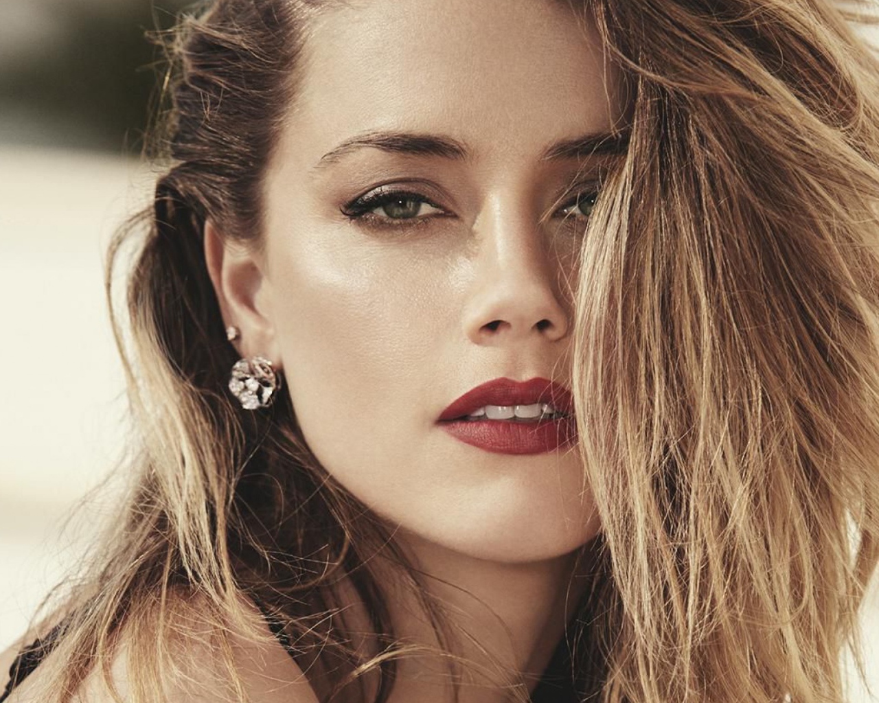 Популярная блондинка актриса Эмбер Хёрд с красными губами