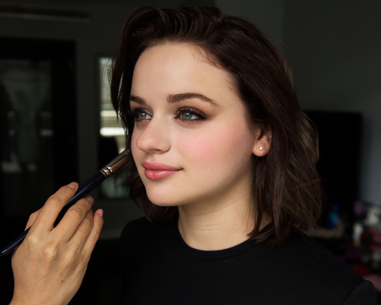 Подготовка к съемкам актрисы Джои Кинг