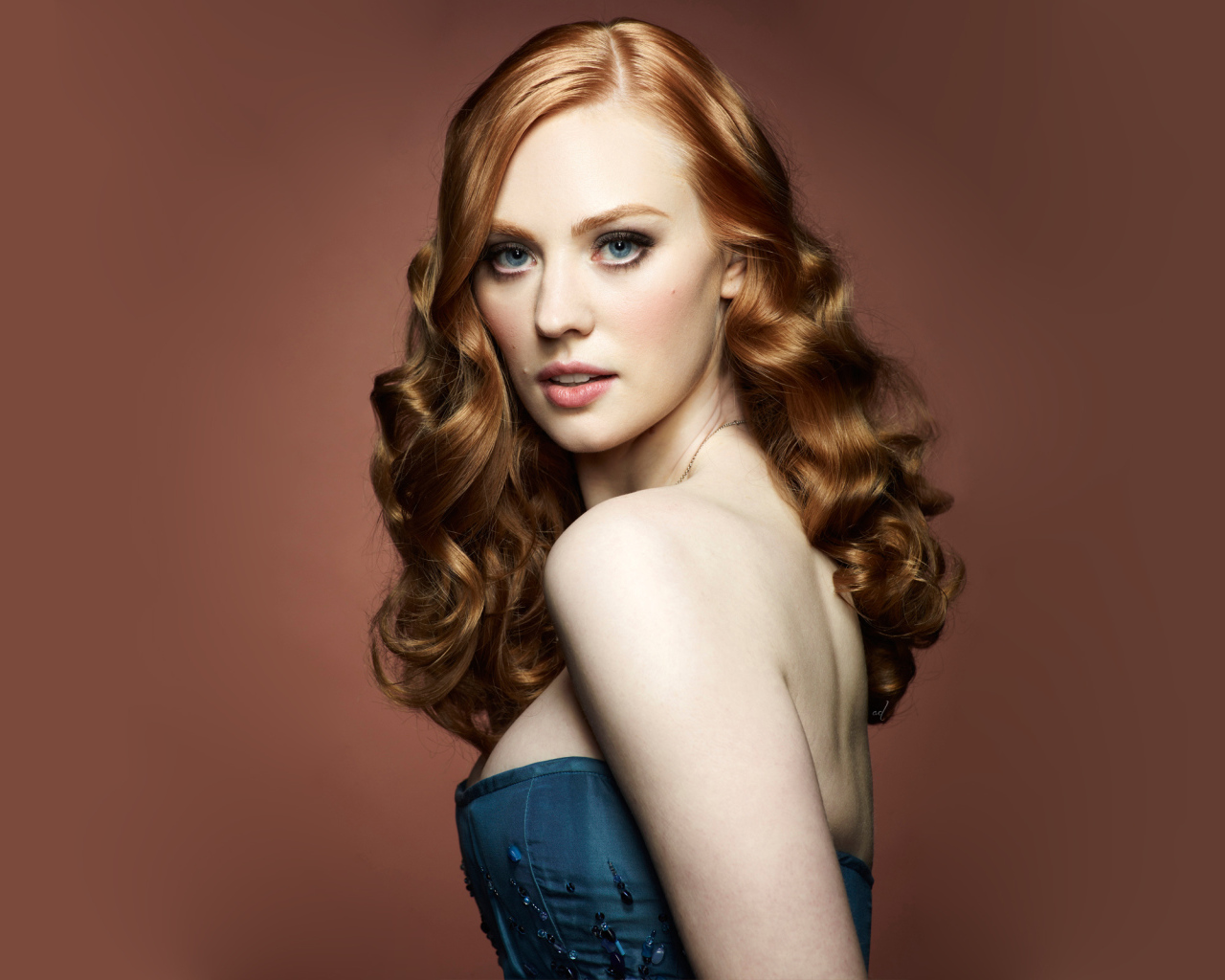 Рыжеволосая актриса Дебора Энн Уолл 