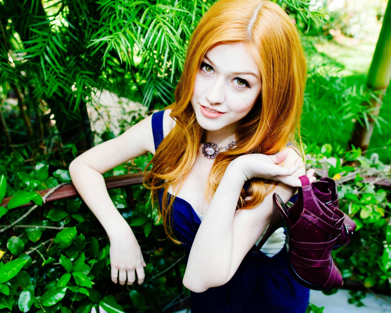 Рыжеволосая девушка, актриса Кэтрин Макнамара