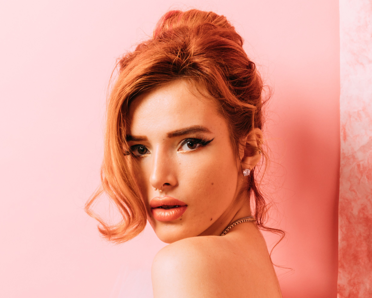 Рыжеволосая молодая девушка актриса Белла Торн