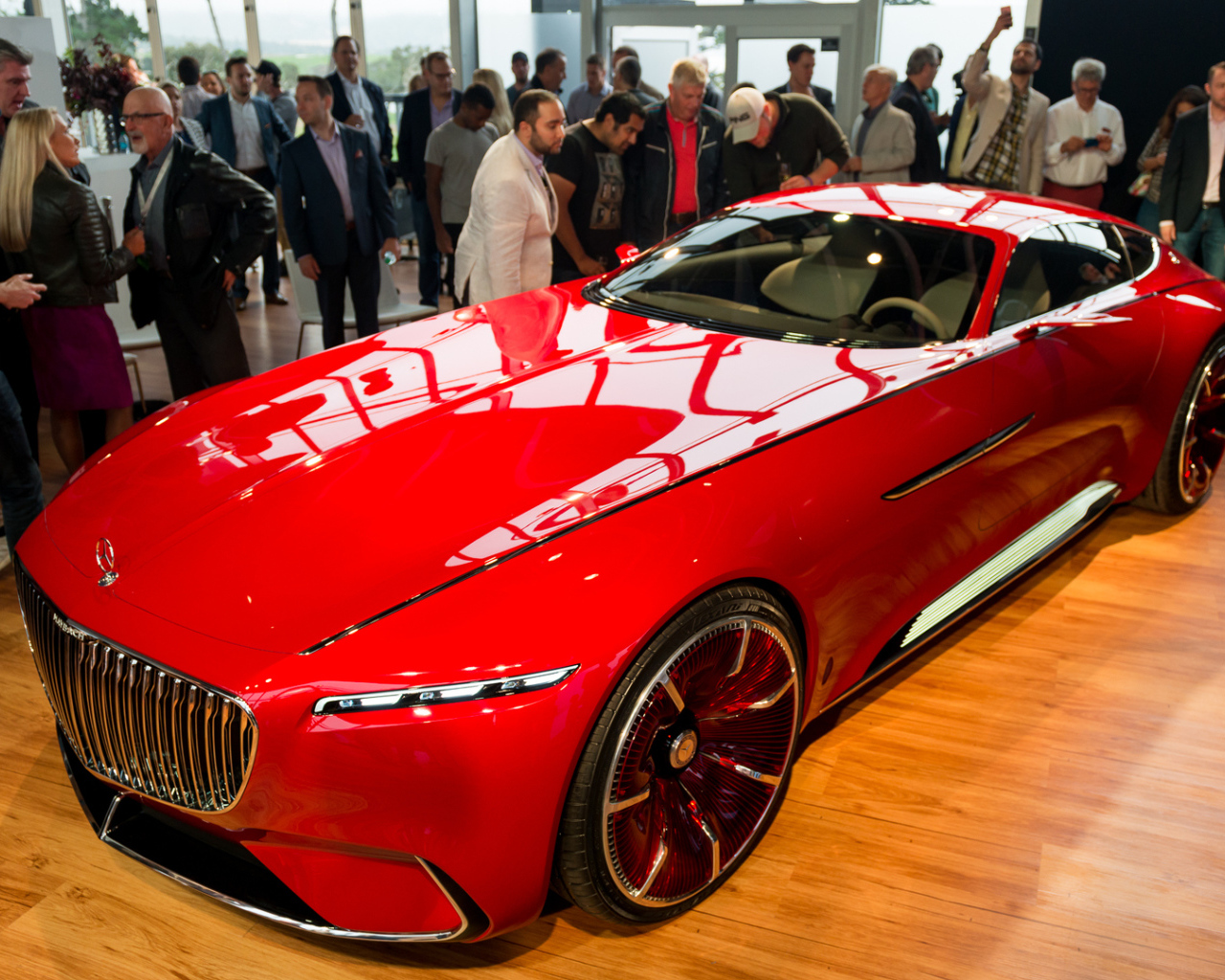 Красный электрокар Mercedes-Maybach 6 на выставке 