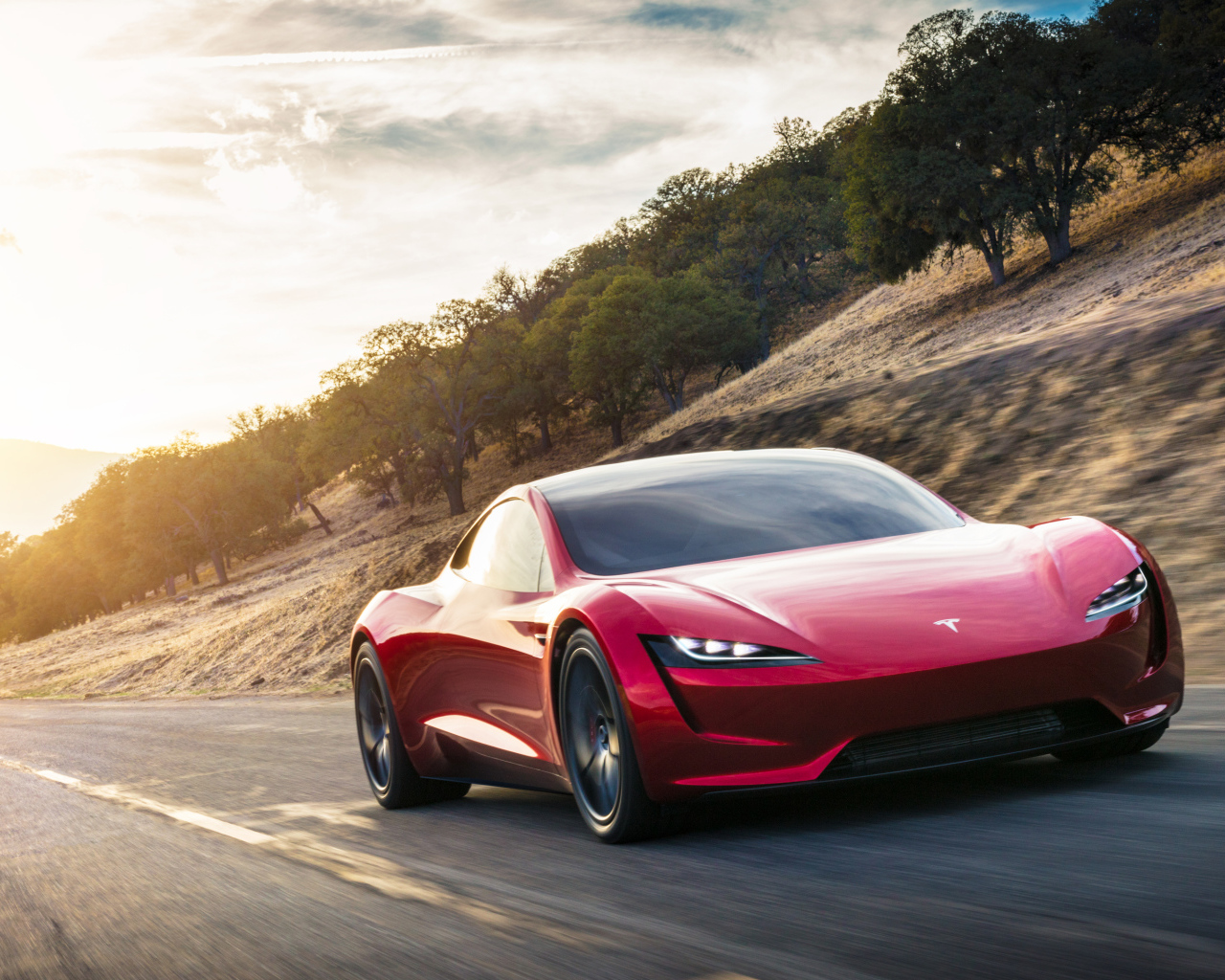 Красный электромобиль Tesla Roadster, 2020 на трассе