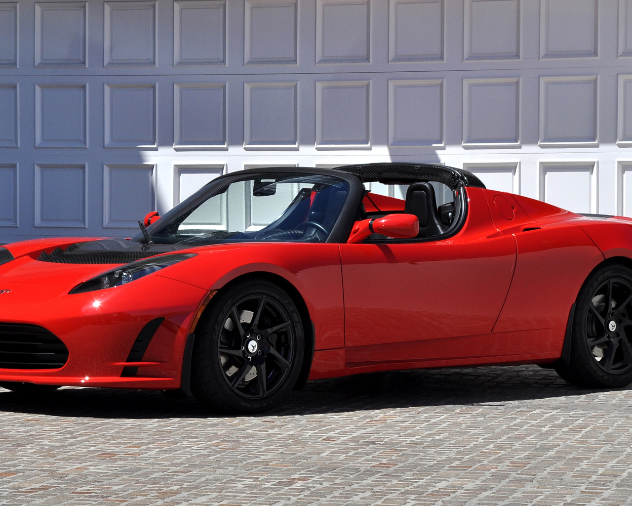 Красный спортивный электромобиль Tesla Roadster 