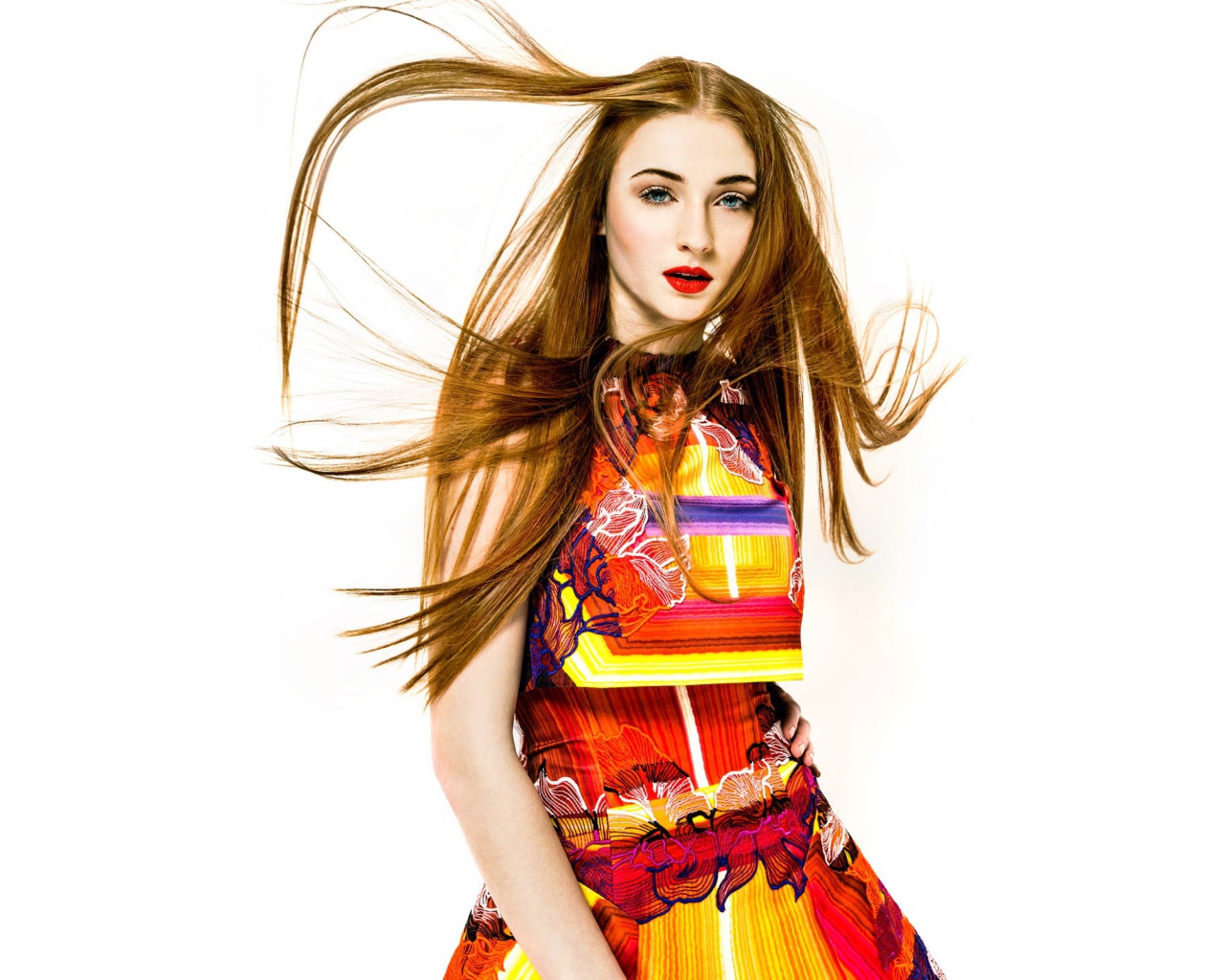 Рыжеволосая актриса Софи Тёрнер фото на белом фоне 