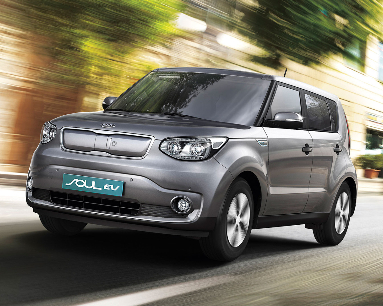 Серебристый электромобиль Kia Soul EV в движении 