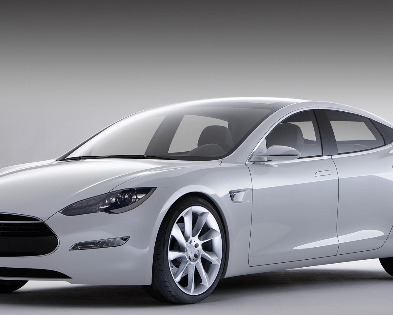 Серебристый электромобиль Tesla Model S