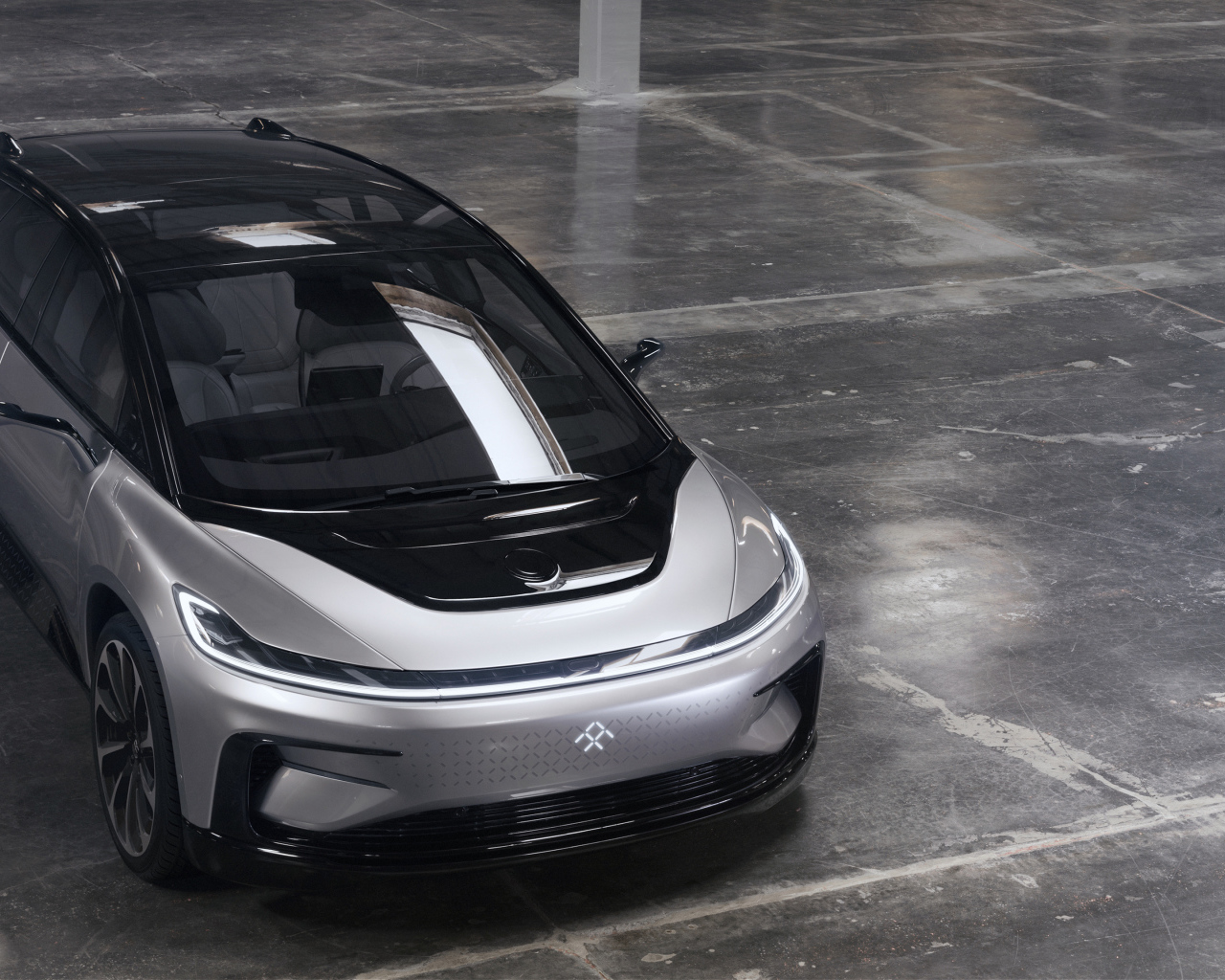 Серебристый электрический автомобиль Faraday Future FF 91, 2017 года 