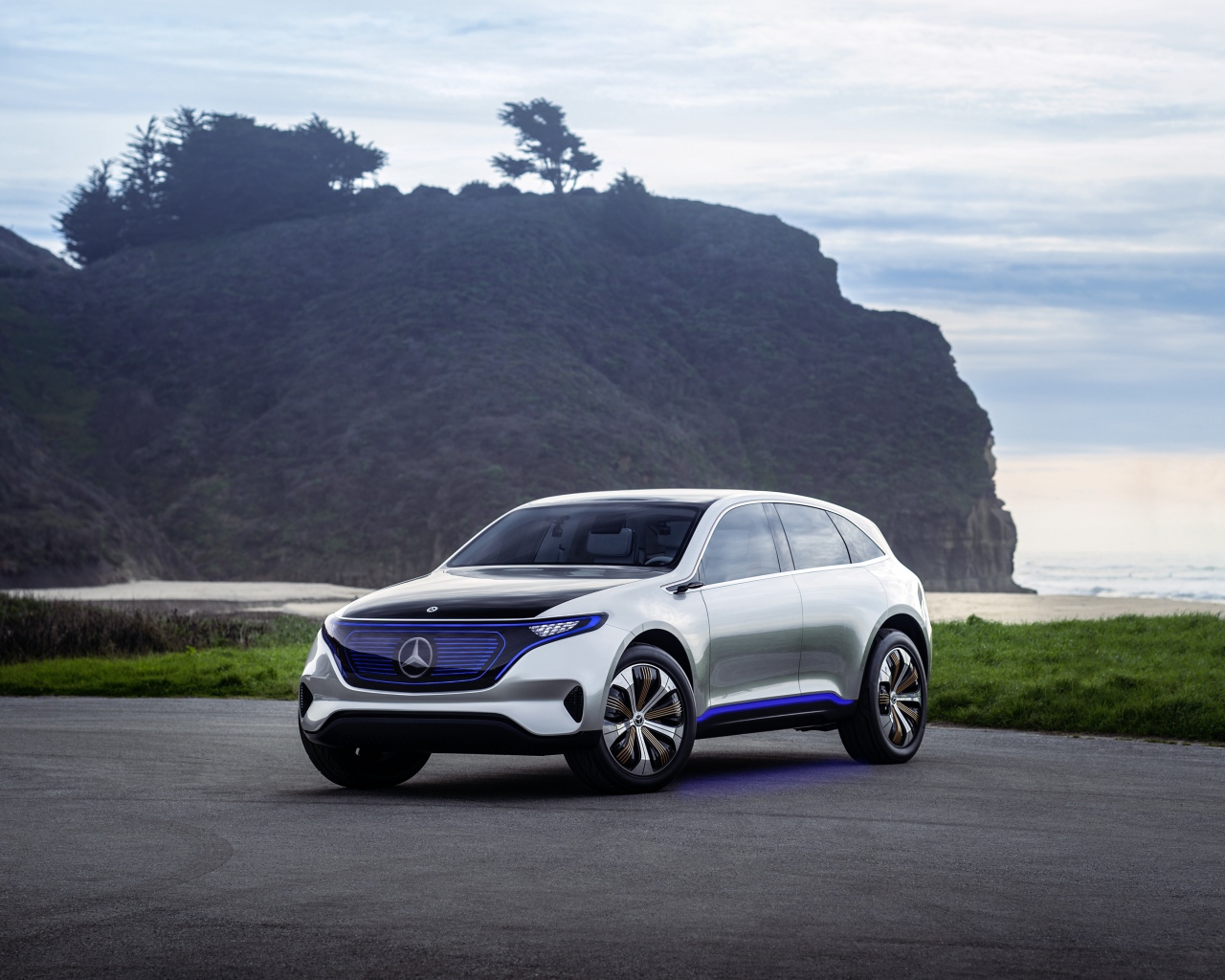 Серебристый электромобиль Mercedes Generation EQ у океана