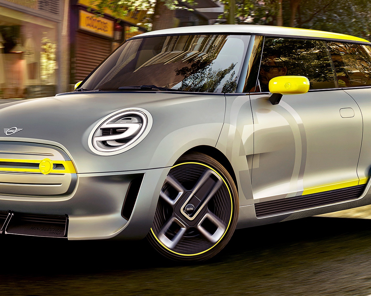 Серебристый электрический автомобиль Mini Electric