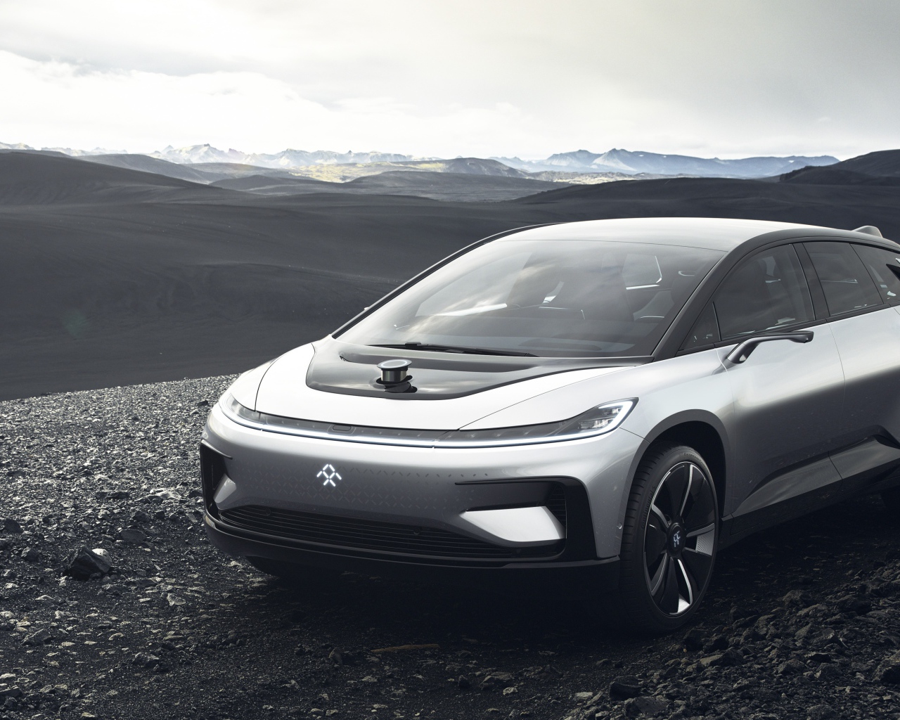 Серебристый электрический кроссовер Faraday Future FF91