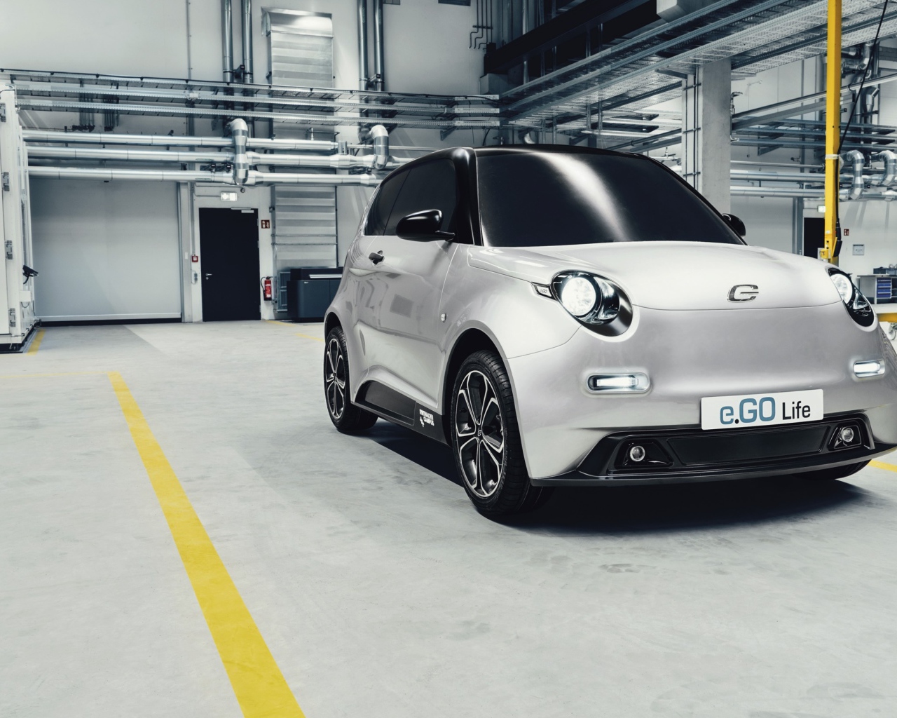 Серебристый маленький электромобиль e.GO Life