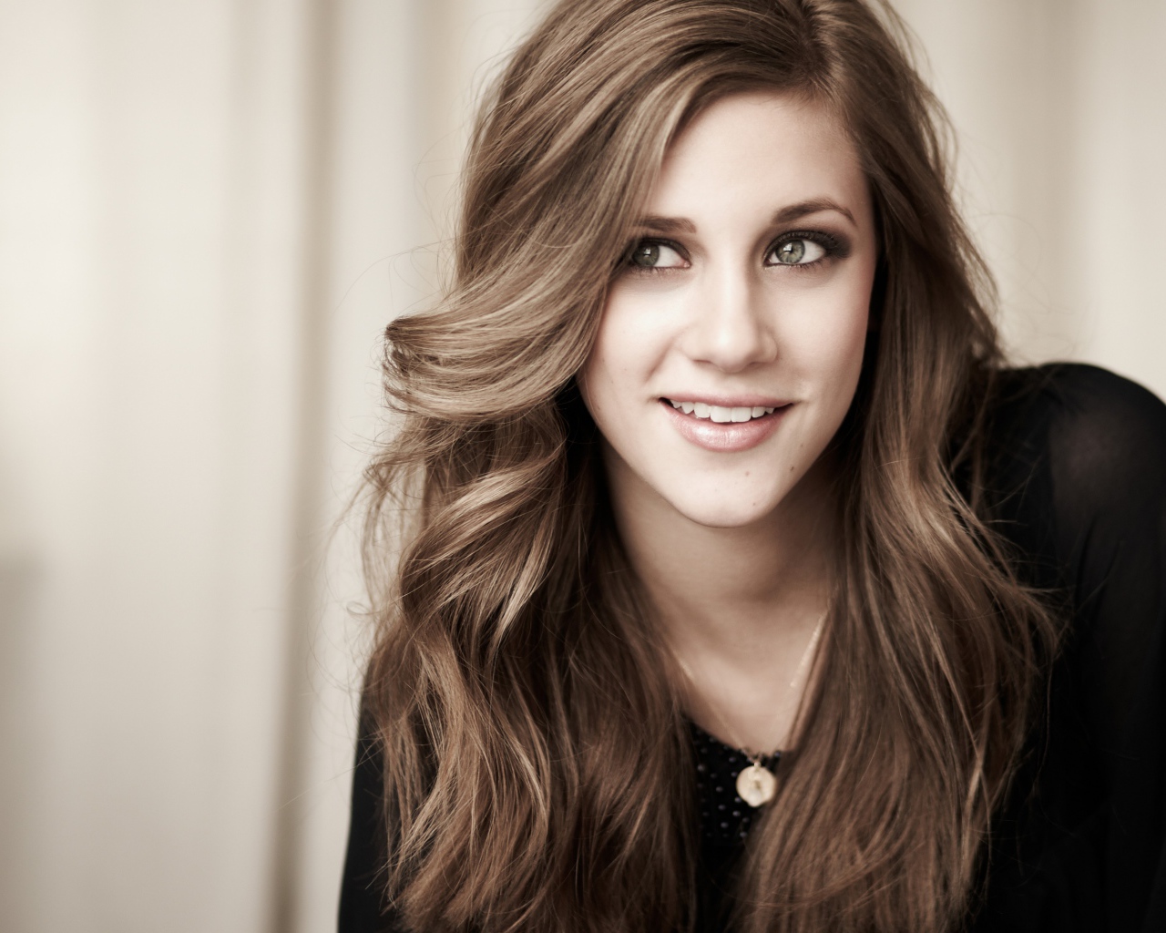 Улыбающаяся американская актриса Лили Рейнхарт