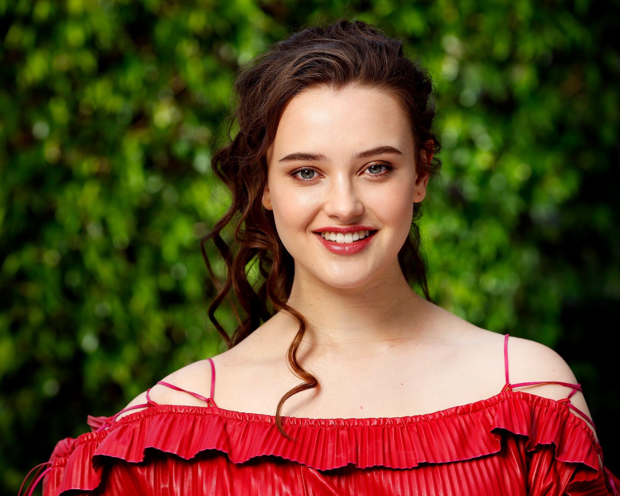 Улыбающаяся актриса Кэтрин Лэнгфорд в красном платье