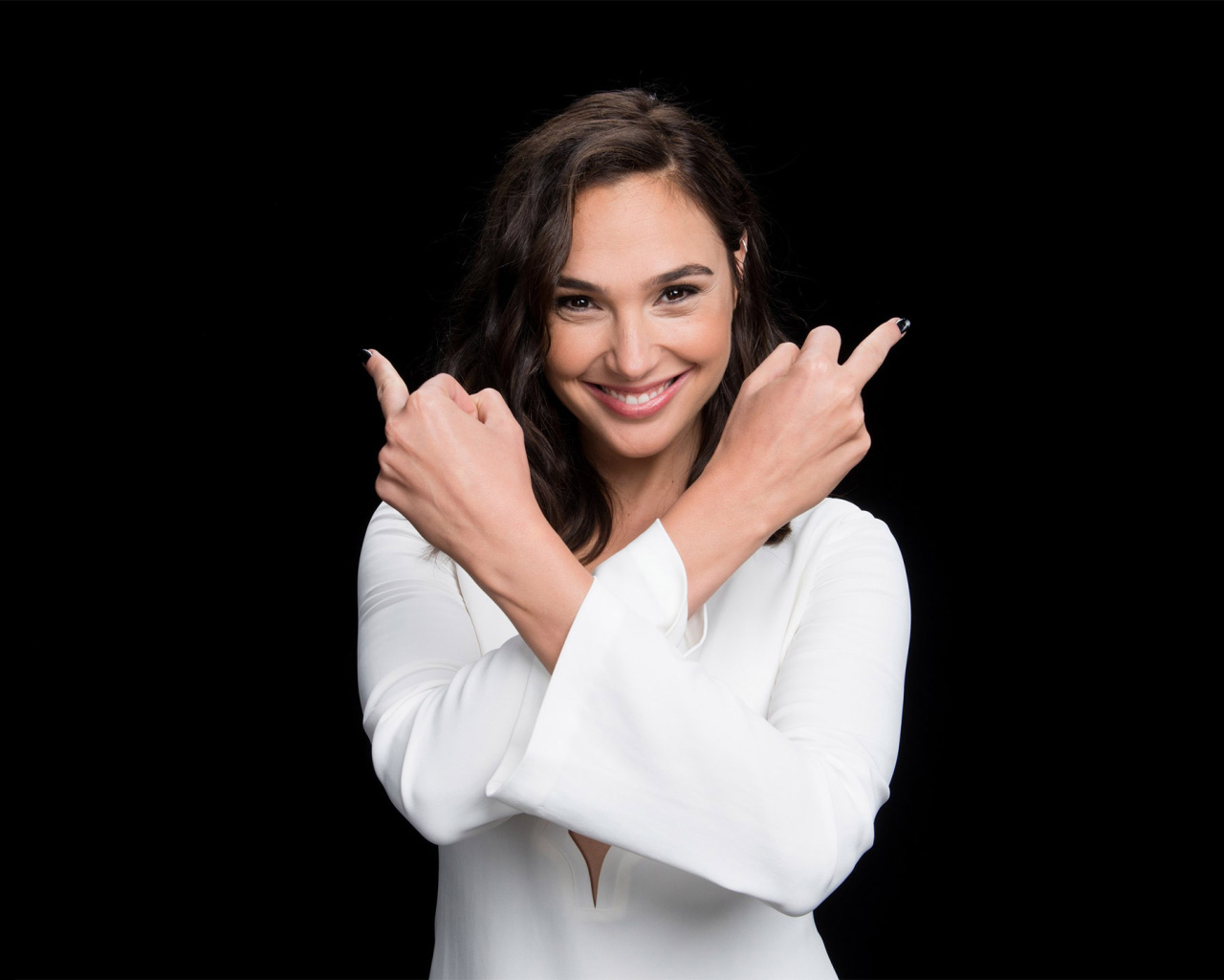 Улыбающаяся актриса Галь Гадот фото на черном фоне