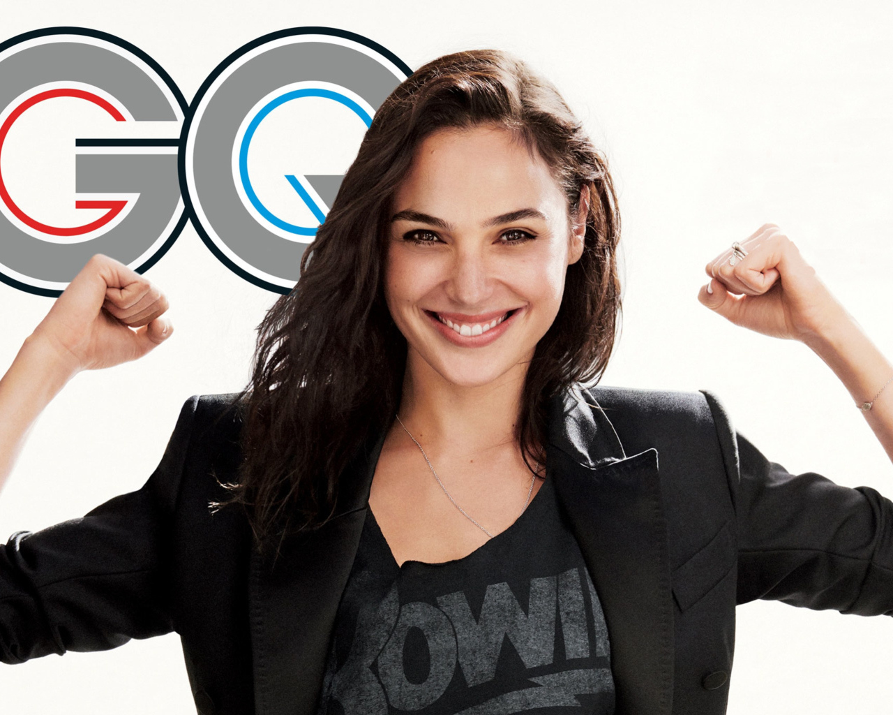 Улыбающаяся брюнетка актриса Галь Гадот